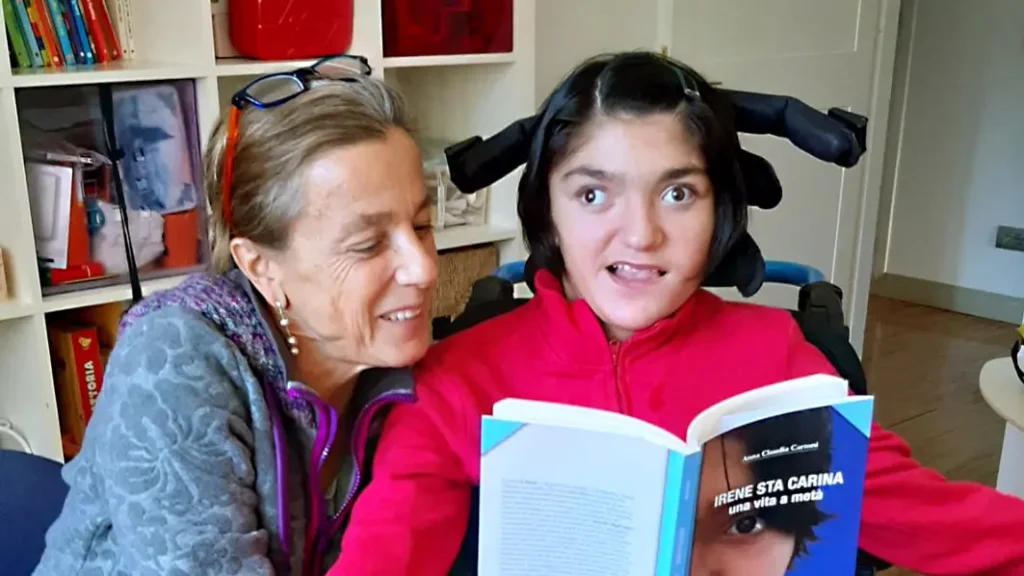 Anna Claudia Cartoni con sua figlia Irene, mentre sfogliano il libro appena pubblicato