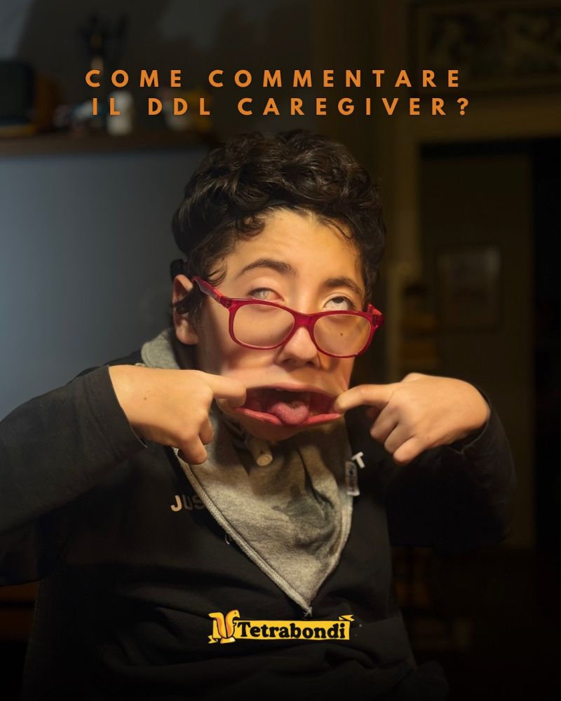 Un bambino con disabilità fa una smorfia buffa che deforma il suo viso già non conforme