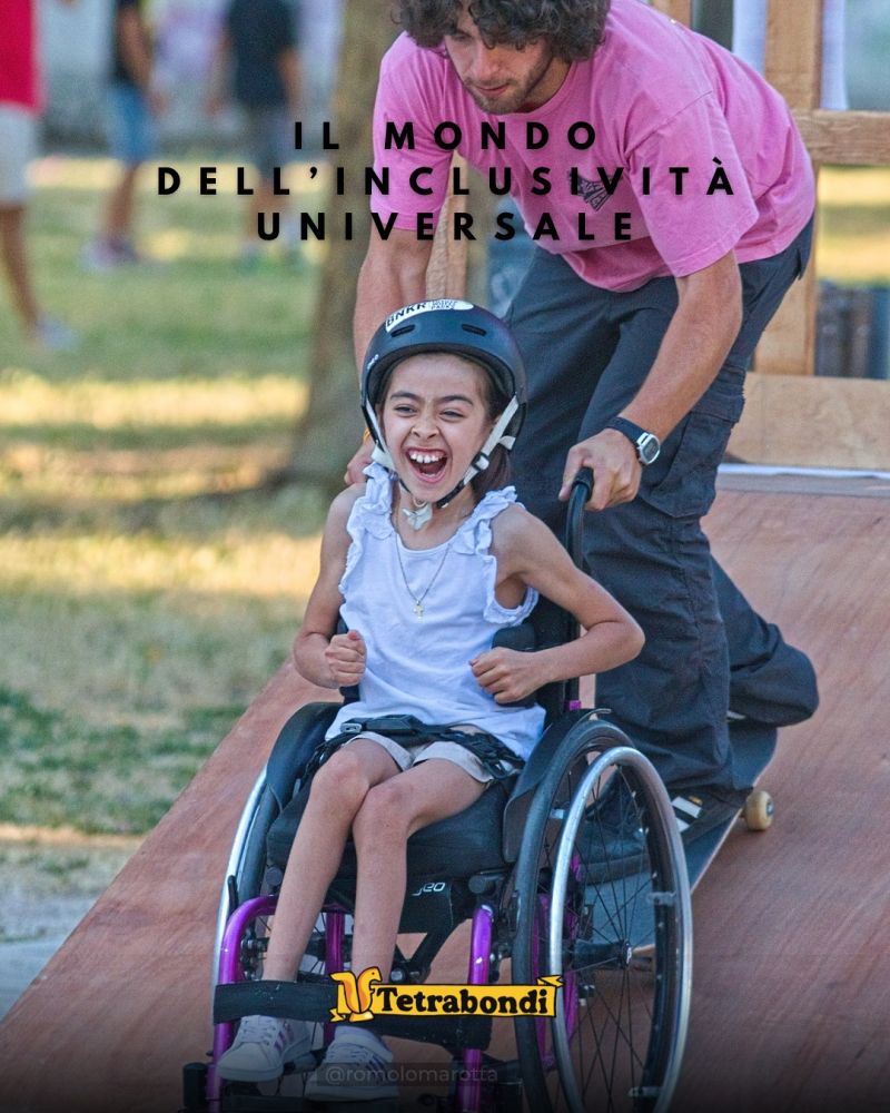 Una bambina che fa skate in carrozzina in una giornata dei Tetrabondi