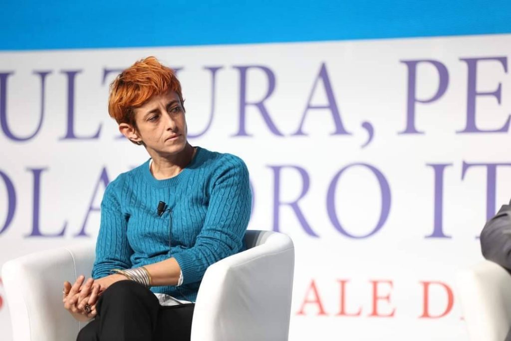 Valentina Perniciaro al Congresso Nazionale del Notariato mentre ascolta l'intervento della ministra Locatelli