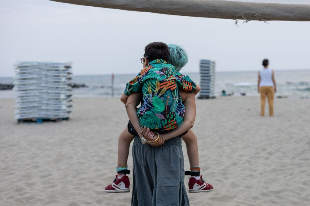 Sirio e Valentina, in spiaggia, ritratti in una foto di Daniele Napolitano. Tetrabondi ETS