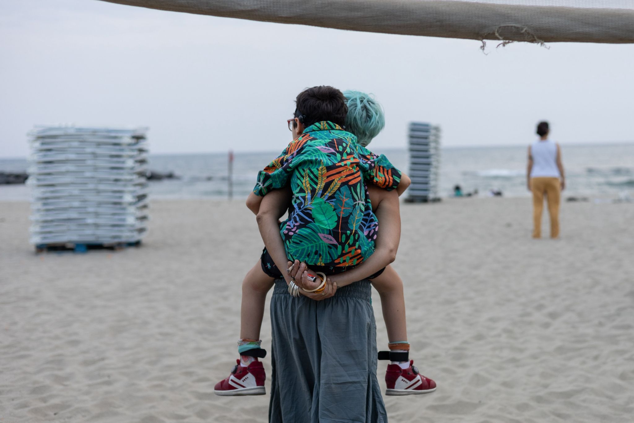 Sirio e Valentina, in spiaggia, ritratti in una foto di Daniele Napolitano. Tetrabondi ETS